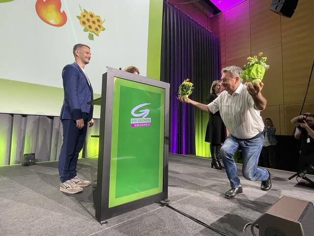 Zum Wahlerfolg gab es vom grünen Vizekanzler Werner Kogler Blumen. | Foto: Johannes Reiterits/RMW