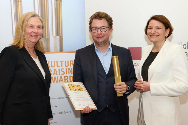 Kathrin Kneißel (BMKÖS) mit Zeno Stanek, Obmann "Kunstgenuss braucht Bildung" und Ruth Williams, Geschäftsführerin des Fundraising Verbands Austria. | Foto: Ludwig Schedl