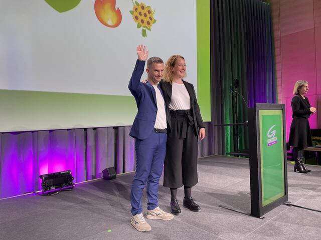 Peter Kraus und Judith Pühringer nahmen die erneute Wahl als Doppelspitze der Grünen Wien an. Dieses Mal stimmten jedoch deutlich weniger für die Beiden. | Foto: Andreas Pölzl/RMW