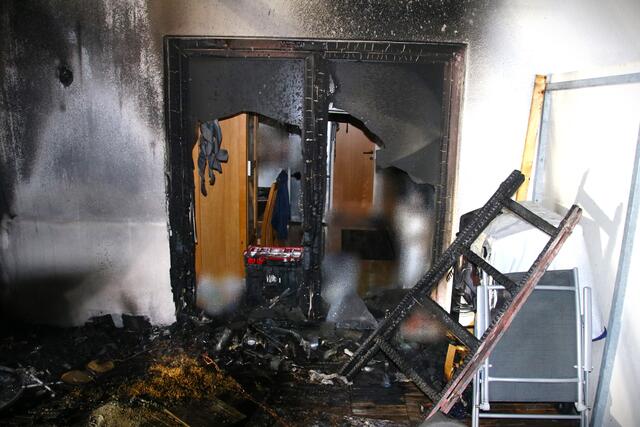 Am Gebäude enstand erheblicher Sachschaden. | Foto: FF Imst