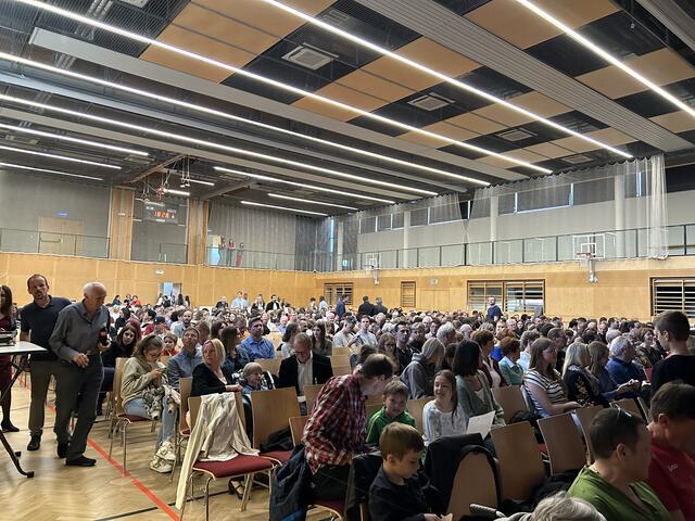 Das gut besuchte Benefizkonzert in der Ottersbachhhalle.  | Foto: RegionalMedien