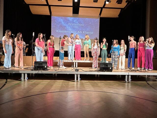 Ein Sketch stellte den Anfang einer jeden musikalischen Darbietung dar. | Foto: RegionalMedien