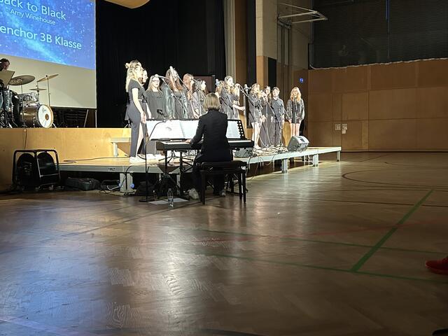 Der Klassenchor der 3B mit "Back to Black". | Foto: RegionalMedien