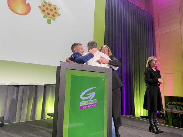 Freude bei Kogler, Kraus und Pühringer nach der Wiederwahl der Doppelspitze in Wien. | Foto: Johannes Reiterits/RMW