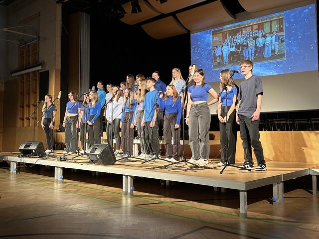 Der Klassenchor der 1B Klasse. | Foto: RegionalMedien