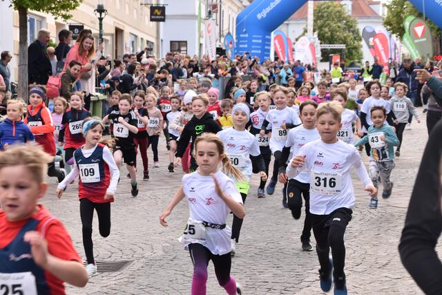 Der Stadtlauf 2024 in Eisenstadt lockte wieder hunderte Laufbegeisterte in die Fußgängerzone.  | Foto: Stefan Schneider