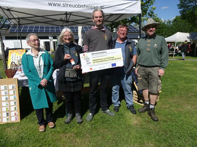 Brigitte Gerger, 2. v. l. , und ihre Mitarbeiter von der Wieseninitiative. | Foto: Peter Sattler