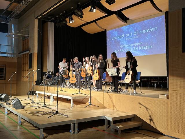 Die Gitarrengruppe der 3A Klasse performte instrumental "Locked out of heaven". | Foto: RegionalMedien