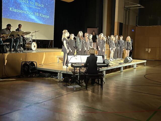 Die Schülerinnen und Schüler wurden instrumental von ihren Lehrern begleitet.  | Foto: RegionalMedien