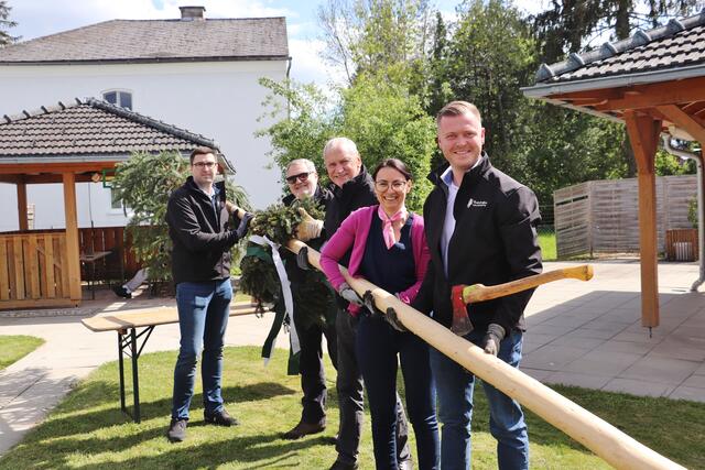 Michael Konrad, Fabienne Hatzl, Karl Kauc, Gerhard Herunter und Gerd Macher marschierten mit dem Maibaum ein. | Foto: Edith Ertl