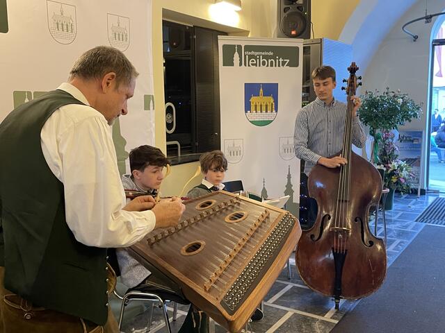 Für musikalische Umrahmung sorgte Peter Zink und die Schüler der Franz Koringer Musikschule Leibnitz.