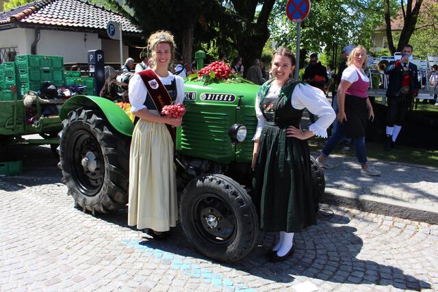 Radieschenprinzesssin Julia im Bild mit ihrer Vorgängerin Hannah