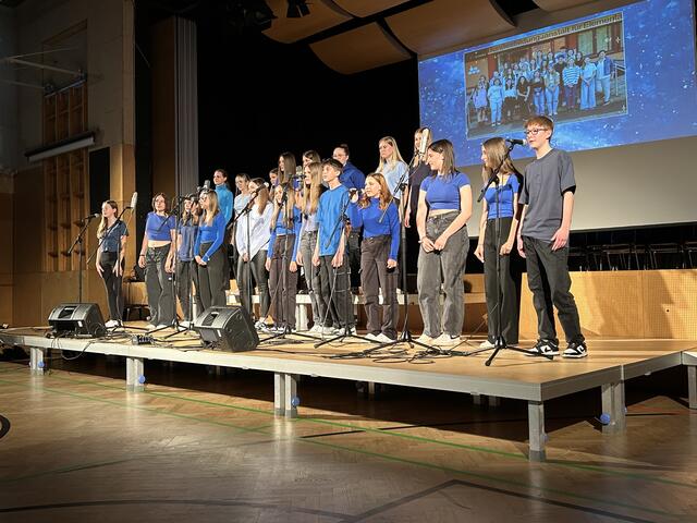 Der Klassenchor der 1B sang "Grenade" von Bruno Mars. | Foto: RegionalMedien
