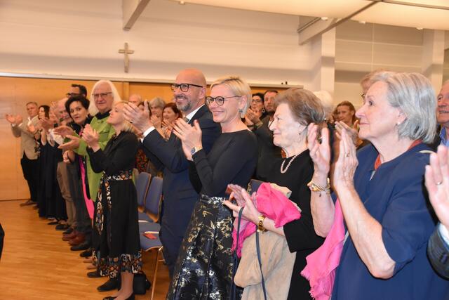 Standing Ovations für die Musikerinnen und Musiker: Bürgermeister Michael Schaumacher (4.v.l.) mit Gattin Klaudia und begeisterten Besucherinnen und Besuchern. | Foto: Waltraud Fischer