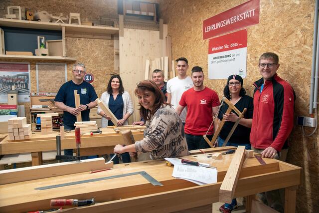 Lehrerinnen und Lehrer des Fachbereiches Holz der PTS Zwettl, Gmünd, Horn und Waidhofen/Thaya lernten in einem Workshop die handwerklichen Fähigkeiten der Tischler, Fertighausbauer und Zimmerer kennen. Dieser Workshop entstand im Rahmen der Schulkooperation mit der PTS Zwettl und HARTL HAUS und soll den Lehrkräften helfen, die Fertigkeiten im Praxisunterricht mit einfließen zu lassen. 
v.l.n.r. Reinhard Gundacker (PTS Zwettl), Daniela Mader (PTS Waidhofen/Thaya), Gerhard Oberbauer, Manuel Gastinger, Alexander Maier, Martina Gschmeidler (PTS Horn), Sandra Sabelko (PTS Gmünd) und Julian Homolka | Foto: HARTL HAUS