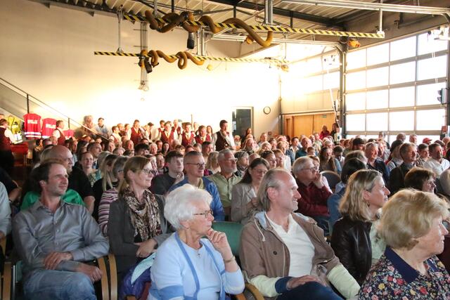 Volles Haus im Feuerwehrhaus. | Foto: Eduard Wimmer