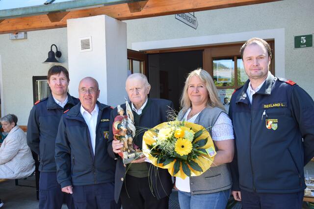 vlnr. Bernhard Seeland, Altkommandant Franz Köberl, Altbürgermeister Anton Grubner, Büergermeisterin Sabine Moser, Kommandant Leopold Seeland
