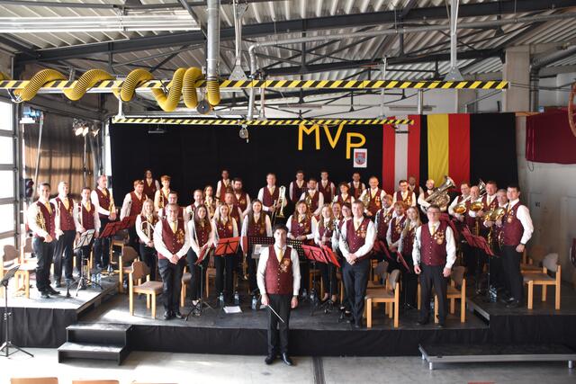 45 Musikerinnen und Musiker spielten im Feuerwehrhaus in Purbach auf. 