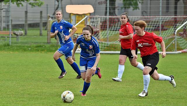 Kerstin Anderl (rechts im roten Trikot) beim Laufduell mit der Göstlinger Verteidigerin | Foto: Navratil Thomas