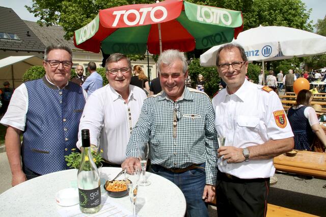 Bezirksfeuerwehrkommandant Wilfried Kargl (re.) übernahm spontan das Kommando zur richtigen Aufstellung für das Foto.