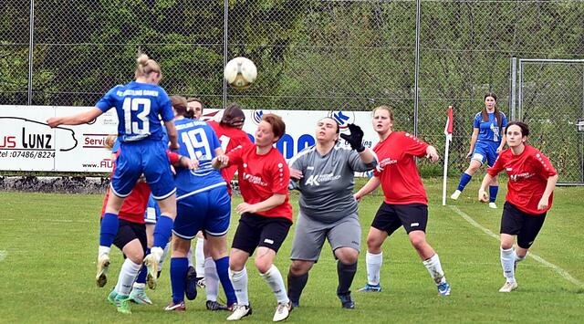 SC Herzogenburg (rotes Trikot) verteidigte das Tor mit mir sehr viel Engagement | Foto: Navratil Thomas