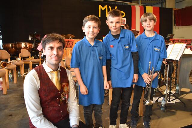 Die "Youngstars" des Musikvereins hatten ihren ersten großen Auftritt: (v.l.) Kapellmeister Michael Halverson, Raphael Sandhofer, Jan Muntner und Jonathan Wallner. 