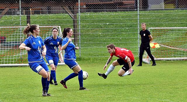 Lisa Stocker (rotes Trikot) mit spektakulärer Einlage  | Foto: Navratil Thomas