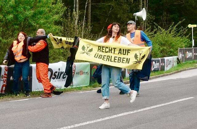 Die Botschaft der Letzten Generation war auch bei diesem Protest nicht zu übersehen. | Foto: Letzte Generation Österreich