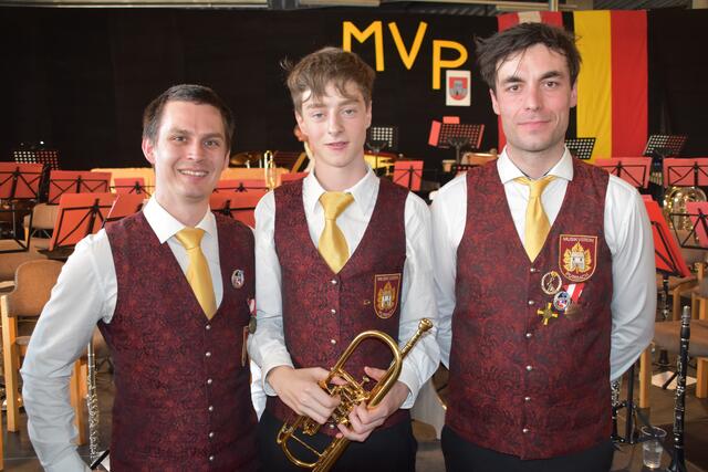 Obmann Raphael Lang, Solist Stefan Gstettner und Kapellmeister Michael Halverson. 