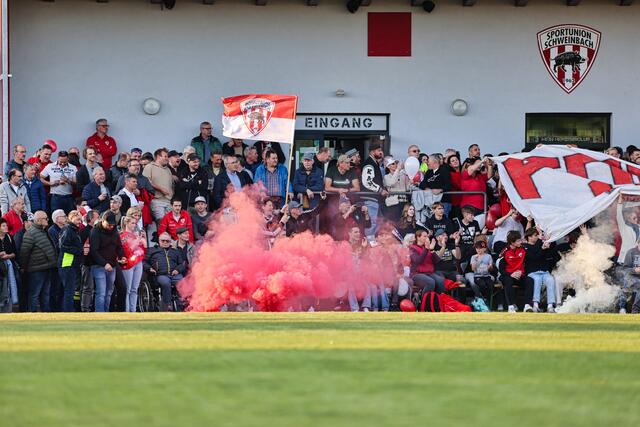 Prächtige Stimmung beim Schlager in Schweinbach: Die Kitzler-Elf und Gallneukirchen trennten sich im Bezirksliga Nord-Kracher 2:2. | Foto: Reischl