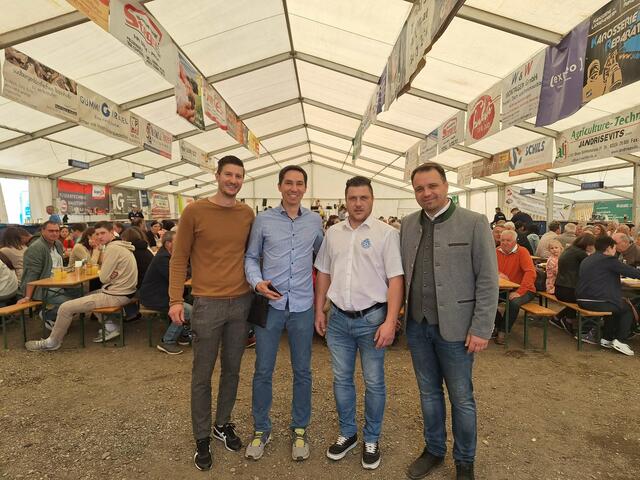 ASV Tobaj-Obmann Sascha Ifkovits (2.v.l) und Obmann-Stellvertreter Lukas Spirk (l.) waren gemeinsam mit den restlichen Sportlern nicht nur Besucher sondern auch aktiv im Service tätig.