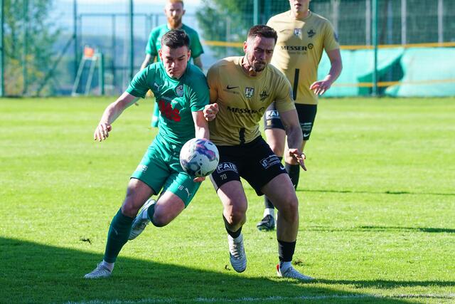 In einem hitzigen Match gingen die Gschwandtner als verdienter Sieger vom Platz. | Foto: Jürgen Reischenböck