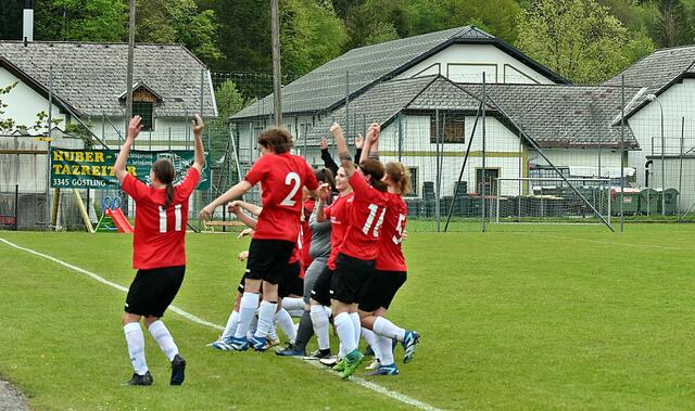 Freude war groß nach dem Auswärtsieg | Foto: Navratil Thomas