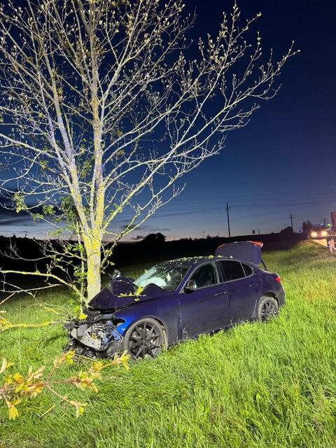 Ein Fahrzeug war aus bisher ungeklärten Gründen ins Schleudern geraten und abseits der Bundesstraße gegen einen Baum geprallt.  | Foto: TEAM FOTOKERSCHI.AT / FW WARTBERG OB DER AIST