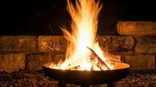 Das Lagerfeuer entzündete sich nach dem Löschen noch einmal. | Foto: Symbolbild