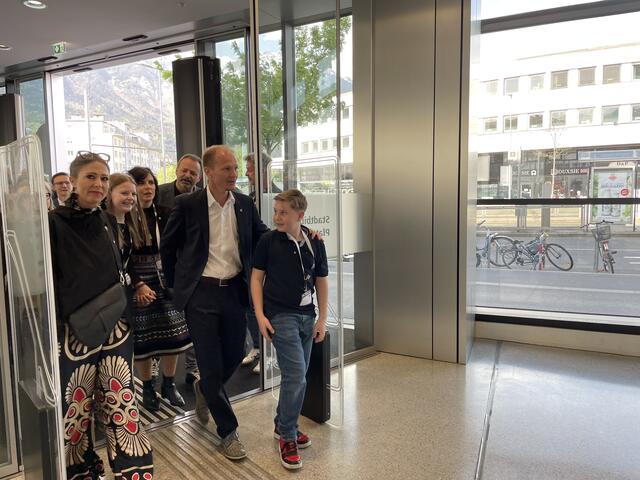 Johannes Anzengruber ist vor Georg Willi in der Stadtbibliothek. | Foto: BezirksBlätter