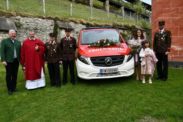 Fahrzeugsegnung in Murau, v.l. Bgm. Thomas Kalcher, Pfarrer Thomas Mörtl, HBI Thomas Tanner, Fahrer Armin Pirker, Patin Julia Pirker mit Tochter Pia und OBI Stefan Weilharter. | Foto: Anita Galler