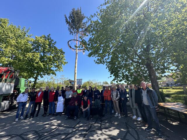 Die Helfer und Teilnehmer beim Maibaum-Fest in Kühnsdorf freuen sich über die schöne Tradition. | Foto: Privat