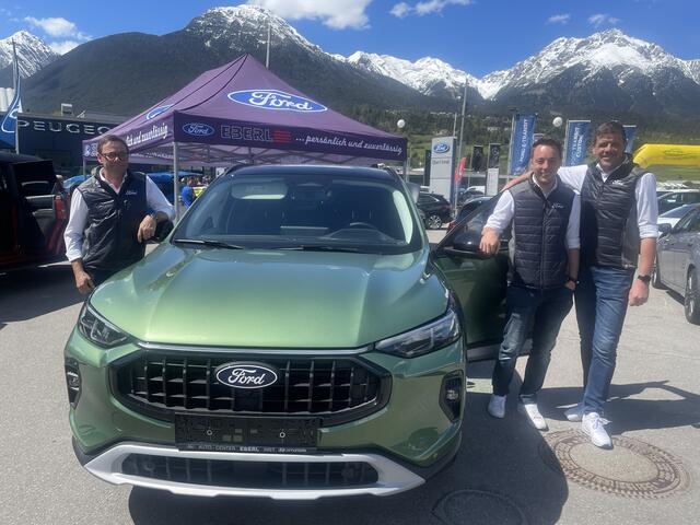 Roland Eberl (l.) mit dem neuen Ford Kuga konnte ebenfalls viele Gste begrüßen.