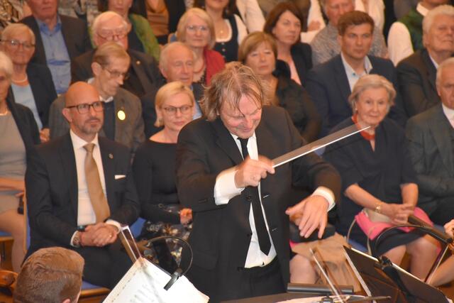 Johann Assinger dirigierte den ersten Teil des Festkonzertes. | Foto: Waltraud Fischer