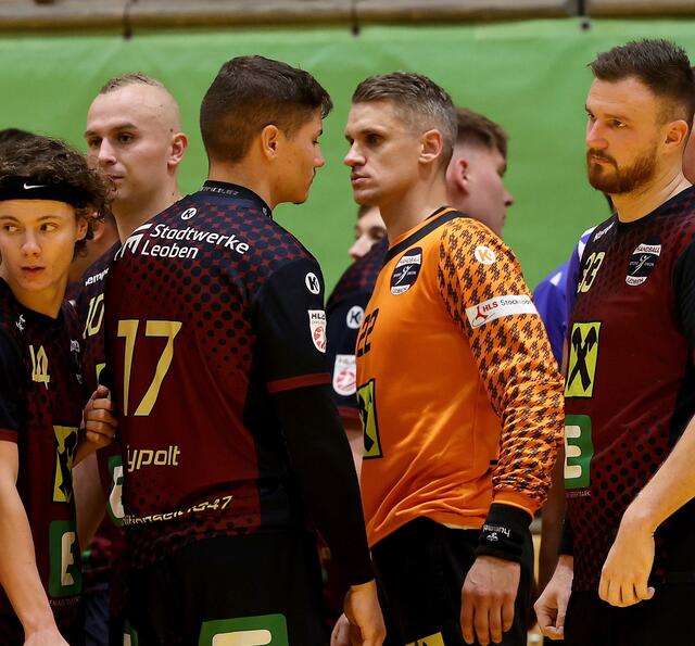 Elias Typolt(Nr. 17) – hier mit Torhüter Aistis Pazemeckas – erzielte gegen Lauterach drei Treffer. | Foto: GEPA pictures