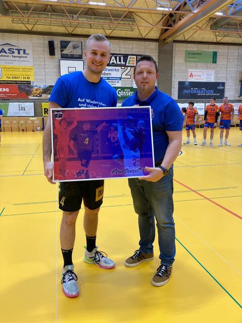 Matevz Kunst wechselt nach Deutschland. Der Handball-Präsident Alfred Leithold bedankte sich beim Spieler für zwei erfolgreiche Saisonen in Leoben. | Foto: Sportunion Leoben