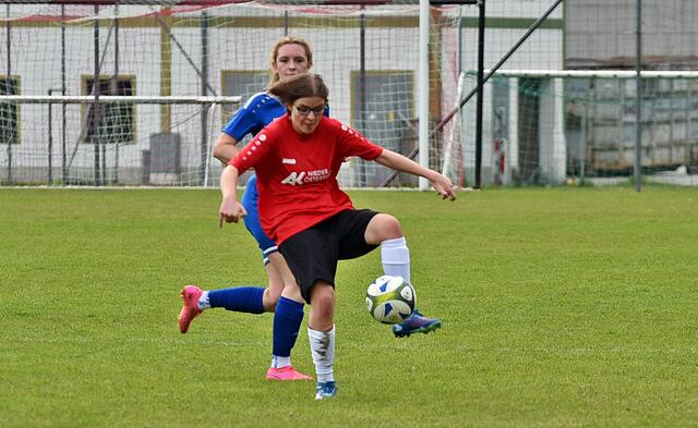 Sandra Halbmayer (rotes Trikot) bei der Ballverarbeitung  | Foto: Navratil Thomas