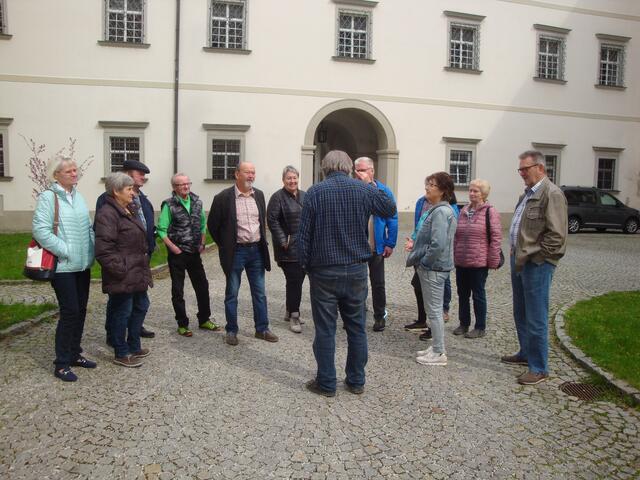 Fritz Langeder mit der Gruppe bei der Besichtigung des Stiftes Schlierbach. | Foto: Seniorenring