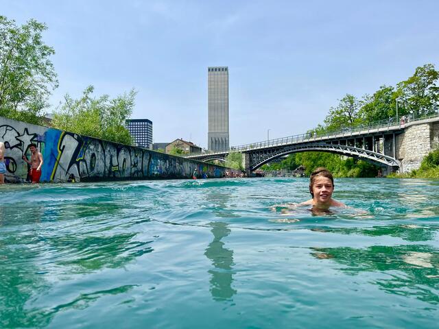 Schlechte Aussichten: Flussbaden wie hier in Zürich dürfte in Graz auch in Zukunft nicht möglich werden.  | Foto: Unsplash / Bö Benkö