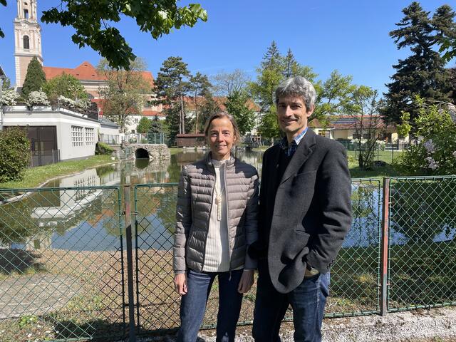 Das Ehepaar Bernd Servus und Christine Schiller-Servus setzen sich als Anreiner tatkräftig für den Erhalt des Teichs ein.  | Foto: Müller