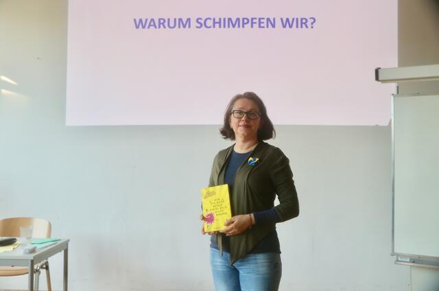 Sprachwissenschaftlerin Oksana Havryliv hat über das Schimpfen, Beschimpfen, Fluchen und Verwünschen jetzt auch ein unterhaltsames Buch geschrieben.