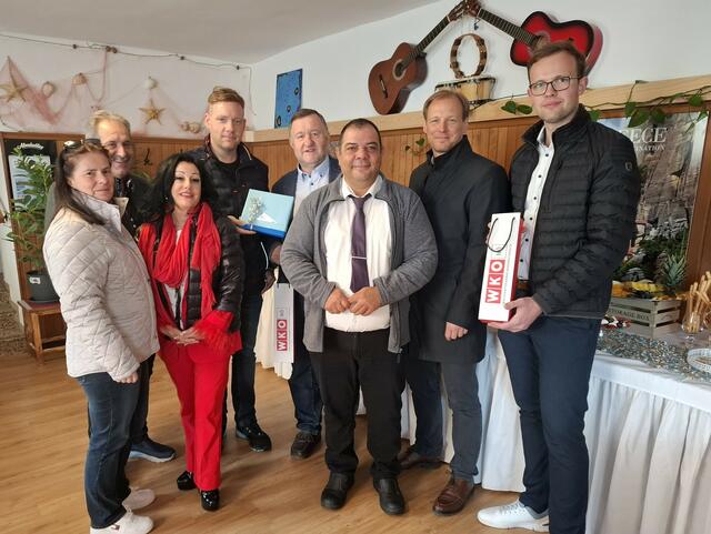 GR Marion Baumgartner, GR Wilhelm Haberbichler, GR Asita Ashraf-Yazdi, GR Thomas Rack, Manfred Knöbel, Wirt Ioannis Liapis mit Bernhard Dissauer-Stanka und Lukas Kurz. | Foto: BST Neunkirchen