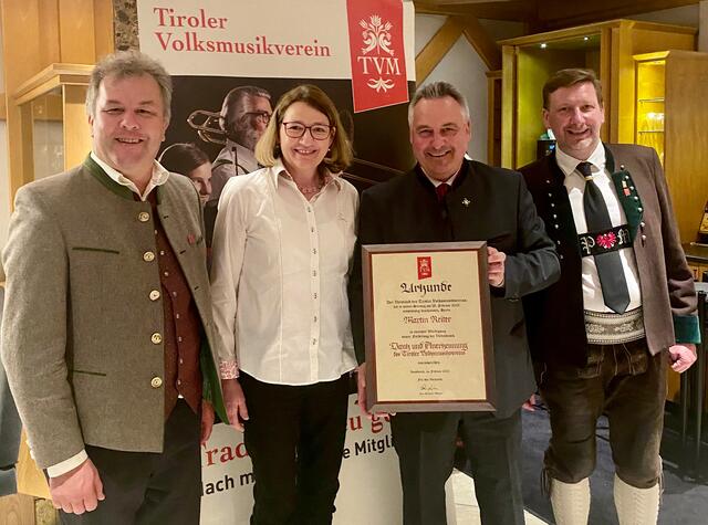 Im Bild von links Gernot Niederfriniger (Obmann Südtiroler Volkksmusikverein), Martin Reiter mit Frau Martina sowie Peter Margreiter (Obmann Tiroler Volksmusikverein). | Foto: Tiroler Volksmusikverein