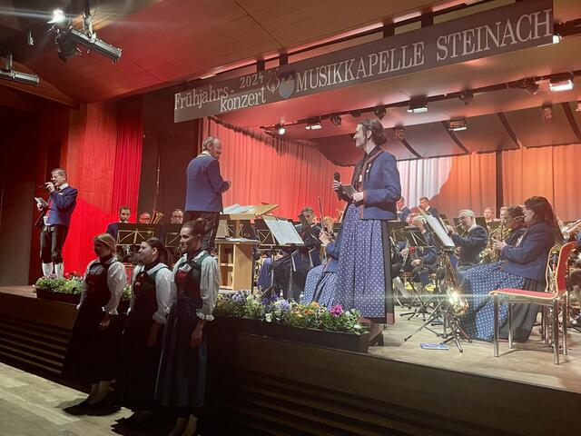 Raimund Eller und Theresa Passler führen charmant und unterhaltsam durch das Konzertprogramm der MK Steinach. 
